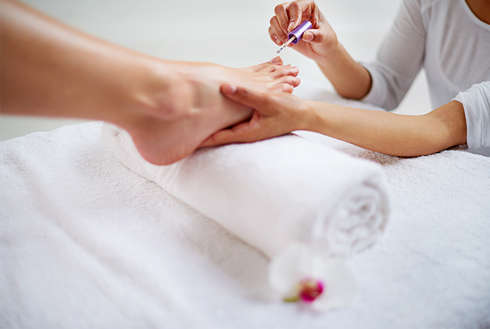 IDEOSPA Wellness treatment Semi-permanent feet nail polish application