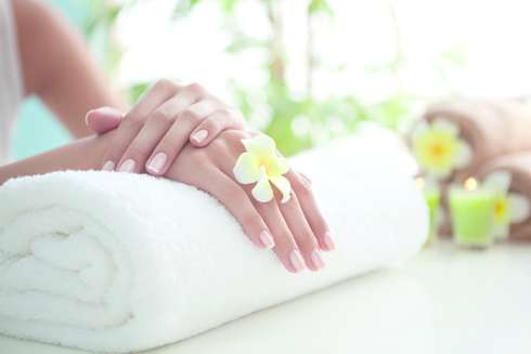 IDEOSPA Wellness treatment French semi-permanent hands application